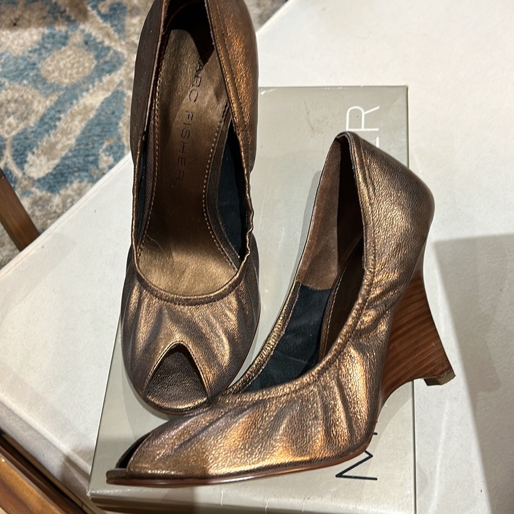 Marc Fisher size 10 bronze wedges